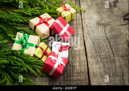 Décoration de Noël avec présente sur fond texturé bois. Banque D'Images