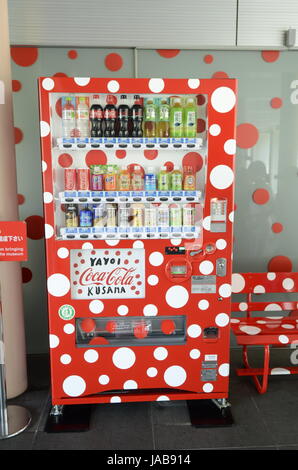 YAYOI KUSAMA - multifonctionnel et Coca Cola distributeur automatique au Musée d'Art de la ville de Matsumoto à Matsumoto, dans la préfecture de Nagano, Japon - 28 juillet 2012. Crédit photo : George Chin/IconicPix Banque D'Images