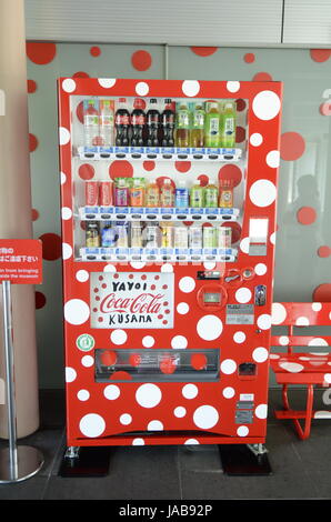 YAYOI KUSAMA - multifonctionnel et Coca Cola distributeur automatique au Musée d'Art de la ville de Matsumoto à Matsumoto, dans la préfecture de Nagano, Japon - 28 juillet 2012. Crédit photo : George Chin/IconicPix Banque D'Images