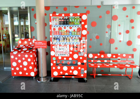 YAYOI KUSAMA - multifonctionnel et Coca Cola distributeur automatique, corbeille et banc au Musée d'Art de la ville de Matsumoto à Matsumoto, dans la préfecture de Nagano, Japon - 28 juillet 2012. Crédit photo : George Chin/IconicPix Banque D'Images