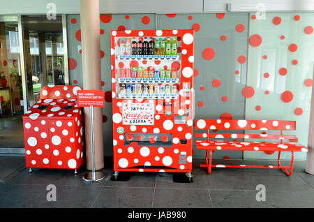 YAYOI KUSAMA - multifonctionnel et Coca Cola distributeur automatique, corbeille et banc au Musée d'Art de la ville de Matsumoto à Matsumoto, dans la préfecture de Nagano, Japon - 28 juillet 2012. Crédit photo : George Chin/IconicPix Banque D'Images