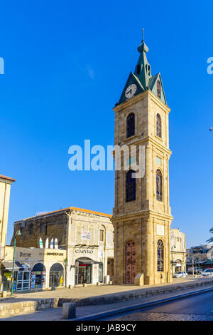 TEL-AVIV, ISRAEL - 02 juin 2017 : Vue de la tour de l'horloge à Jaffa, avec des entreprises locales, qui fait maintenant partie de Tel-Aviv-Yafo, Israël Banque D'Images