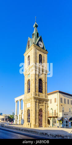 TEL-AVIV, ISRAEL - 02 juin 2017 : Vue de la tour de l'horloge à Jaffa, avec des entreprises locales, qui fait maintenant partie de Tel-Aviv-Yafo, Israël Banque D'Images