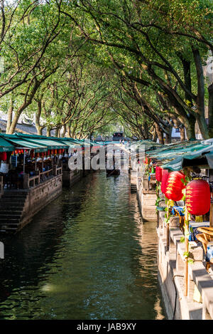 L'ombre du canal d'arbres et bordée de restaurants, de l'eau ancienne ville de Tongli, Suzhou, Province de Jiangsu, Chine Banque D'Images