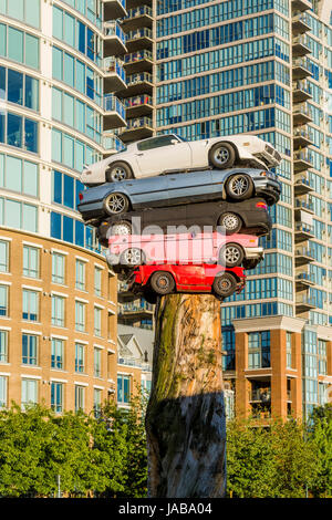 Installation d'art public appelé Trans Am Totem par artiste Marcus Bowcott, Vancouver, Colombie-Britannique, Canada. Banque D'Images