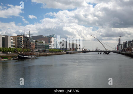 Une vue sur la rivière Liffey et Dublin docklands dans la ville de Dublin, Irlande Banque D'Images