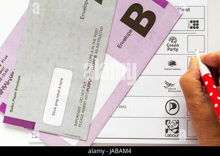 Bulletin de vote postal d'élections générales au Royaume-Uni le jeudi 8 juin 2017 - se préparer à mettre X dans la case par le Parti Vert Banque D'Images