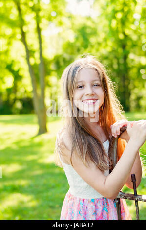 Beau jeune enfant aux cheveux blonds portrait Banque D'Images