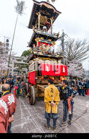 Inuyama festival au Japon. Dashi float, aka yama ou yatai, debout près de torii de Haritsuna de culte. Marionnettes mécaniques karakuri sur le dessus du flotteur. Banque D'Images