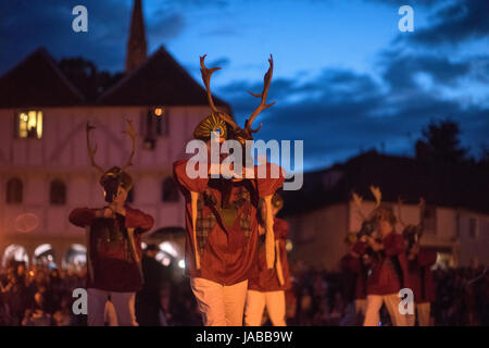 Thaxted Morris Week-end des 3 et 4 juin 2017 une réunion des clubs membres de la Morris Ring célébrant le 90e anniversaire de la fondation de la danse Morris Thaxted côté ou dans l'équipe de Thaxted, Nord Ouest de l'Essex, Angleterre Royaume-uni. Des centaines de danseurs Morris de l'UK et cette année, le côté de Silkeborg Danemark passent la majeure partie de samedi à l'extérieur danse pubs dans les villages voisins où quantité de bière est consommée. En fin d'après-midi tous les côtés se rassemblent en Thaxted où massé danse est effectuée le long de la rue de la ville. Comme l'obscurité tombe sur l'esprit de charme Thaxted Abbots Bromley Horn Dance est effectuée à l'er Banque D'Images