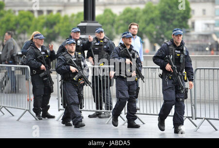 Les agents de police armés patrouillent la zone située devant un vigile dans les champs de potiers Park, le centre de Londres, en l'honneur de l'attaque terroriste de London Bridge, les victimes. Banque D'Images