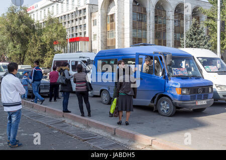 Minibus à Bichkek, Kirghizistan Banque D'Images