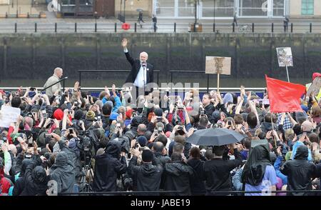 Leader du travail parle Jeremy Corbyn lors d'un rassemblement au Sage Gateshead, tandis que sur la campagne électorale générale trail. Banque D'Images