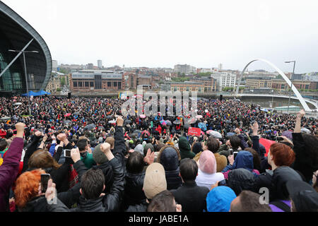 Leader du travail parle Jeremy Corbyn lors d'un rassemblement au Sage Gateshead, tandis que sur la campagne électorale générale trail. Banque D'Images