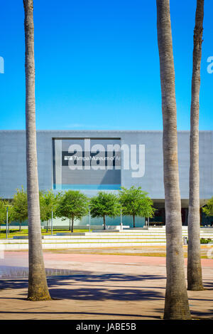 Le Musée d'Art moderne, l'angulaire, de l'architecture industrielle rendent le Curtis Hixon WaterFront Park dans le centre-ville de Tampa, FL Banque D'Images