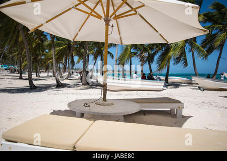 La plage de sable de Punta Cana Resort. Un séjour en République dominicaine au cours du mois de mars. Banque D'Images