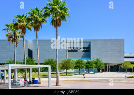 Le Musée d'Art moderne, l'angulaire, de l'architecture industrielle rendent le Curtis Hixon Waterfront Park dans le centre-ville de Tampa, FL Banque D'Images