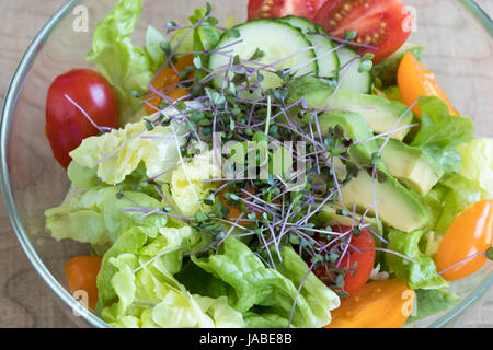 Salade de légumes frais avec microgreens dans un bol en verre Banque D'Images