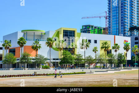 Les Glazer Children's Museum est un industriel moderne, colorée, pièce d'architecture situé à Curtis Hixon Waterfront Park dans le centre-ville de Tampa, FL Banque D'Images