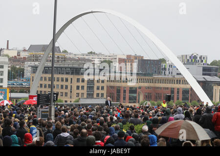 Leader du travail parle Jeremy Corbyn lors d'un rassemblement au Sage Gateshead, tandis que sur la campagne électorale générale trail. Banque D'Images