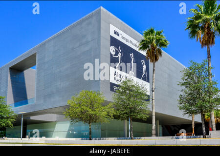 Le Musée d'Art moderne, l'angulaire, de l'architecture industrielle rendent le Curtis Hixon WaterFront Park dans le centre-ville de Tampa, FL Banque D'Images