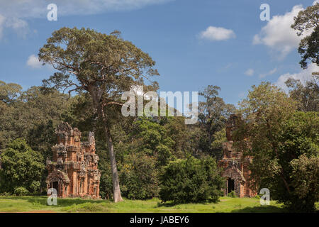 Prasat Suor Prat : 2 des 12 tours sur le côté est de la place Royale à Angkor Thom, Siem Reap, Cambodge Banque D'Images