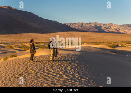 Les touristes asiatiques, les touristes, photographe, randonneurs, randonnées, Mesquite Flat dunes de sable, Death Valley National Park, Death Valley, Californie Banque D'Images