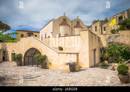 Monastère de preveli cour avec l'église de saint john, Rethymnon, Crète, Grèce. Banque D'Images