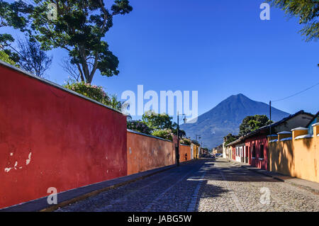 Antigua, Guatemala - 5 octobre, 2014 : vieux, colorées, maisons peintes & volcan agua dans la ville coloniale et site du patrimoine mondial de l'Unesco d'antigua Banque D'Images