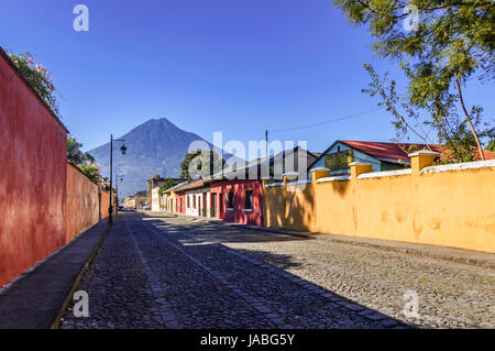 Antigua, Guatemala - 5 octobre, 2014 : vieux, colorées, maisons peintes & volcan agua dans la ville coloniale et site du patrimoine mondial de l'Unesco d'antigua Banque D'Images