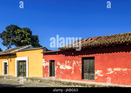 Vieilles maisons peintes aux couleurs vives, le long de la rue pavée en ville coloniale et site du patrimoine mondial de l'Unesco d'antigua Banque D'Images