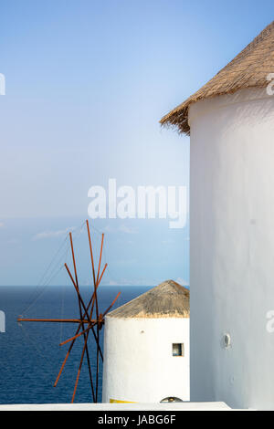 Abstraite de l'établissement de maisons traditionnelles et de moulins à vent à Santorin, Grèce. Banque D'Images