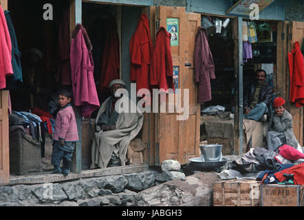 Magasin de vêtements à Gilgit, Pakistan, zone administrative Gilgit-Baltistan Banque D'Images