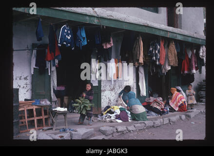 Magasin de vêtements à Gilgit, Pakistan, zone administrative Gilgit-Baltistan Banque D'Images