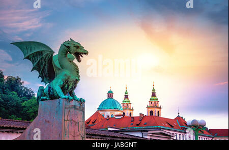 Célèbre dragon bridge (zmajski most), symbole de Ljubljana, capitale de la Slovénie, de l'Europe. Banque D'Images