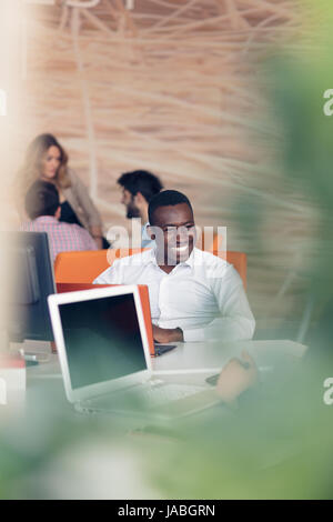 Jeune homme d'affaires afro-américain en faisant une pause à son bureau. Banque D'Images