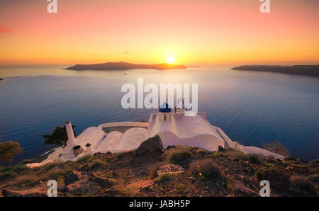 Incroyable coucher du soleil à Panagia Theoskepasti, sur la Skaros rock à Imerovigli, Santorin, Crète, Grèce. Banque D'Images