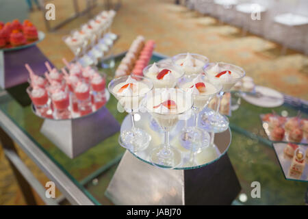 Bonbon sucré élégant buffe fixé à la cérémonie de mariage de sucreries. Banque D'Images