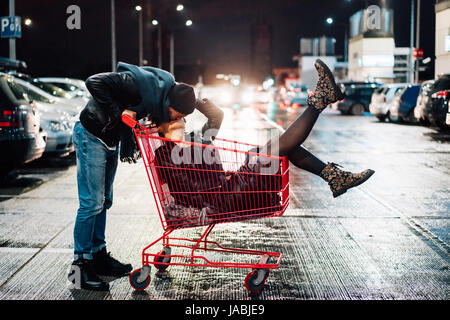 Portrait of happy young couple having fun. Banque D'Images