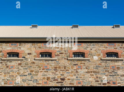 Adélaïde, Australie du Sud, Australie - le 14 août 2016 : La partie supérieure de la façade en brique, fenêtres et toit de la ce qu'ils appellent le nouveau bâtiment Banque D'Images