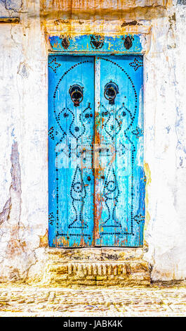 Vieille porte peinte traditionnelle dans un quartier historique ou Medina, Tunisie. Banque D'Images