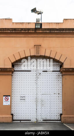 Adélaïde, Australie du Sud - le 14 août 2016 : l'une des grandes portes de bois vue de l'extérieur de l'ancienne prison historique Adelaide, Adelaide, South Banque D'Images