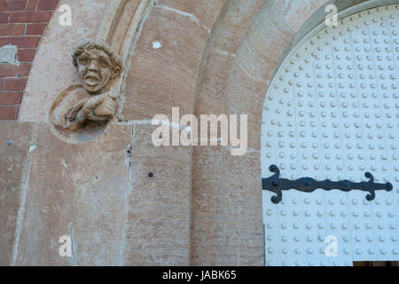 Adélaïde, Australie du Sud - le 14 août 2016 : l'une des sculptures et une partie de la porte sur la façade de l'ancienne prison historique Adelaide Banque D'Images