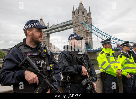 La police armée près de Tower Bridge à la suite des dernières attaques terroristes en Grande-Bretagne, plus récemment à London Bridge le 3 juin Banque D'Images