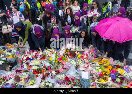 Les enfants portant des fleurs à la vigile devant la mairie à la mémoire de ceux qui ont perdu leur vie et ont été blessés au cours des attaques à London Bridge. Banque D'Images