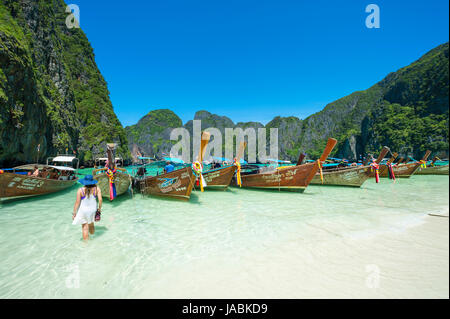 MAYA BAY, THAÏLANDE - 12 NOVEMBRE 2014 : bateaux longtail thailandais traditionnel décoré de bonne chance dans le flottement de châssis d'bow mer claire Banque D'Images