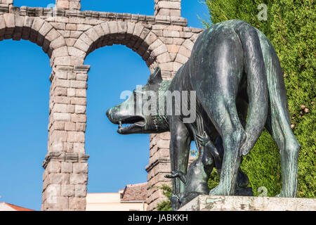 Lupa Capitolina statue au pied de l'Aqueduc de Ségovie sur la Plaza del Azoguejo, UNESCO World Heritage Site, Espagne Banque D'Images