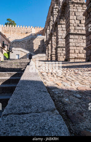 Vue partielle de l'aqueduc romain et des escaliers pour accéder au mur qui entoure la ville, situé dans la ville de Ségovie, Site du patrimoine mondial de l'UNESCO, Spa Banque D'Images