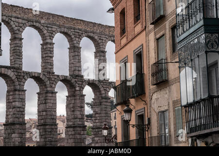 Vue partielle de l'aqueduc romain situé dans la ville de Ségovie, UNESCO World Heritage Site, Espagne Banque D'Images