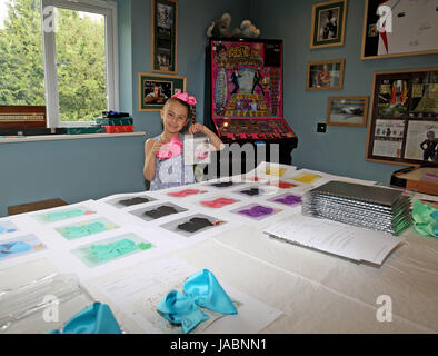 Tia Bailey,7,l'exécution de sa propre compagnie d'arcs parfumés de sa maison à Colchester, Essex. ..... Rencontrez le dernier entrepreneur - sept ans Tia Bailey. L'écolière de Colchester a créé une gamme de cheveux parfumé archets pour les jeunes filles à l'usure. Les accessoires sont appelés "l'Archet parfumés par Tia B' et tous les aspects de l'entreprise - à partir de la conception jusqu'à la fabrication et l'expédition - ont été supervisées par la femme en herbe. Une partie des revenus provenant des ventes de la £8 arcs va à l'organisme de bienfaisance Le, qui prend en charge des besoins particuliers des jeunes et leurs parents. Tia explique : 'I sa Banque D'Images